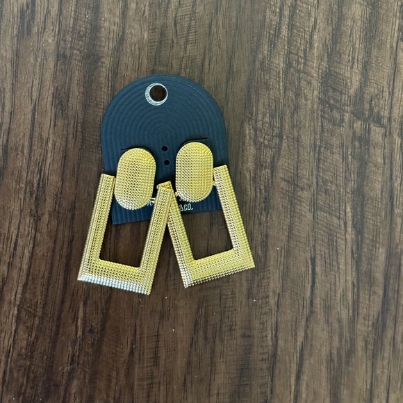 Large textured door knocker earring - Picture 1 of 6